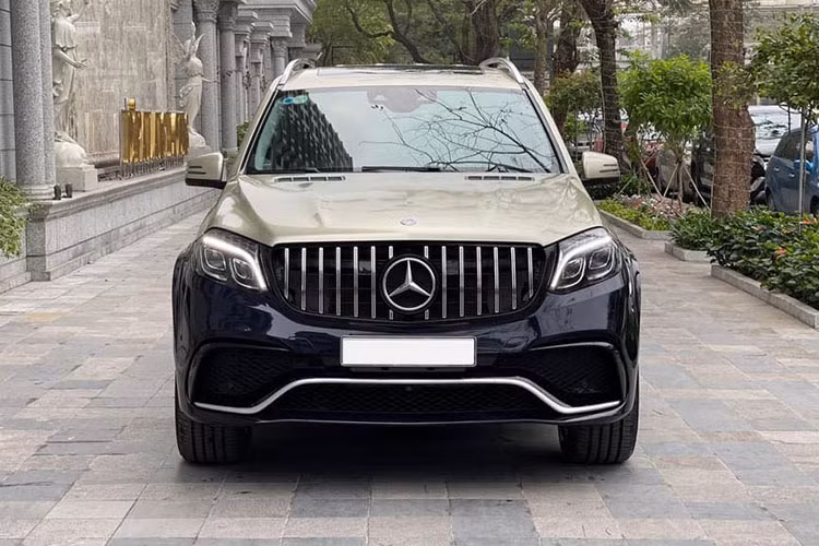 Khi mới ra mắt tại Việt Nam vào năm 2017, giá xe Mercedes-Benz GLS400 4MATIC chính hãng được niêm yết là 4,279 tỷ đồng cạnh tranh với Audi Q7, Range Rover và Lexus LX570. Chiếc xe trong bài viết này hiện đang được chủ nhân chào bán với mức giá chỉ khoảng 3 tỷ đồng, nhưng đã được "lên đời" Maybach khá ấn tượng và rẻ hơn khá nhiều so với mua mới.