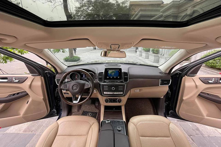 Bên trong nội thất của xe không thay đổi so với nguyên bản. Mercedes-Benz GLS400 4Matic sở hữu 7 chỗ ngồi sang trọng như một chiếc S-Class, khi gập hàng ghế cuối thể tích của khoang chứa đồ có thể lên tới 2.300 lít với chiều dài tối đa 2m, không gian rộng rãi này đủ cung cấp cho cả một đại gia đình trong chuyến dã ngoại cuối tuần.