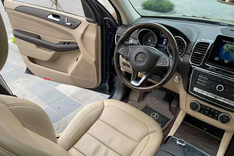 Chưa hết, hệ thống camera 360 độ hoạt động hoàn hảo và hỗ trợ rất nhiều cho lái xe trong việc lùi chuồng, đỗ chiếc SUV cỡ lớn này. Đồng thời, chức năng điều khiển trực tuyến từ xa được tích hợp trong hệ thống COMAND cho phép bạn truy cập thông tin xe cũng như tình trạng của cửa xe, tổng số km đi được, áp suất lốp và các dữ liệu khác khi chiếc xe ở bất cứ nơi nào.