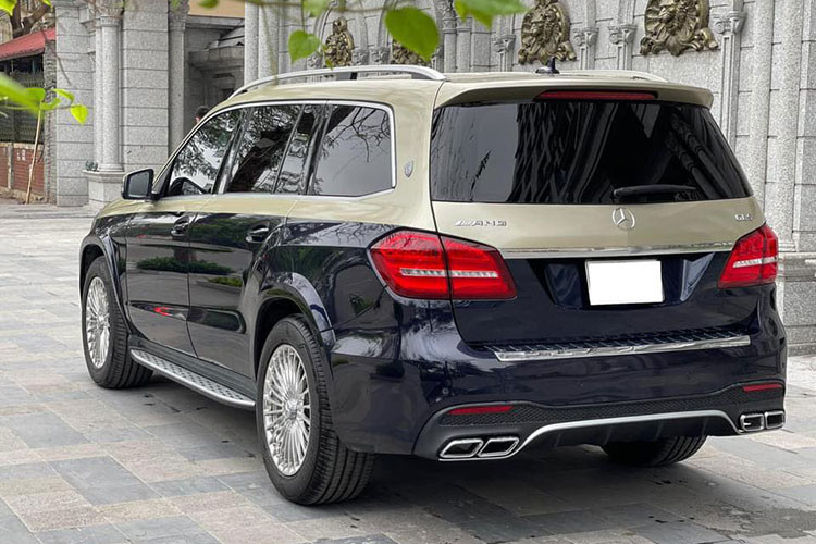 Chiếc Mercedes-Benz GLS400 4Matic trong bài viết này thuộc phiên bản 2017, nó đã được chủ nhân tại Hà Nội làm mới và sang trọng hơn với bộ bodykit siêu sang Maybach. Về ngoại hình, với những nâng cấp mới như hai màu sơn, mâm và mặt ca lăng... đã khiến cho chiếc xe mang phong cách đặc biệt hơn, ddáng chú ý là sau khoảng hơn 3 năm sử dụng nó mới chỉ lăn bánh khoảng 35.000km. 