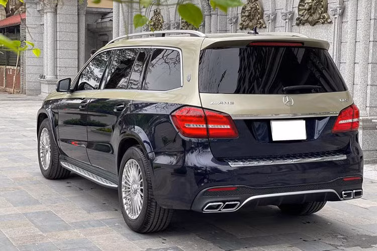 Chiếc Mercedes-Benz GLS400 4Matic trong bài viết này thuộc phiên bản 2017, nó đã được chủ nhân tại Hà Nội làm mới và sang trọng hơn với bộ bodykit siêu sang Maybach. Về ngoại hình, với những nâng cấp mới như hai màu sơn, mâm và mặt ca lăng... đã khiến cho chiếc xe mang phong cách đặc biệt hơn, ddáng chú ý là sau khoảng hơn 3 năm sử dụng nó mới chỉ lăn bánh khoảng 35.000km. 