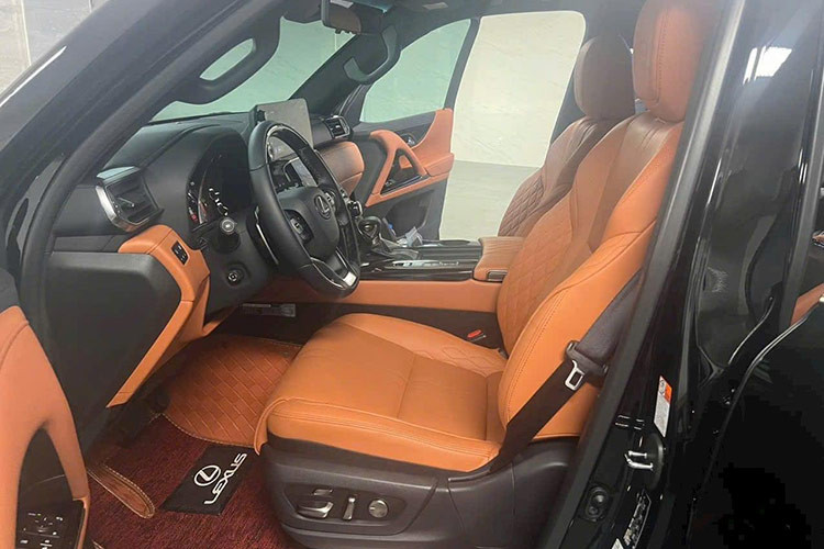 Chất liệu da ghế của Lexus LX600 VIP cũng khác biệt so với các bản còn lại. Điểm nhấn bên trong khoang lái xe Lexus LX600 thế hệ mới bao gồm cặp màn hình có kích thước 7 inch phía dưới và 12,3 inch đặt trên ở bảng điều khiển trung tâm, xe được trang bị 25 loa đến từ thương hiệu Mark Levinson cao cấp.