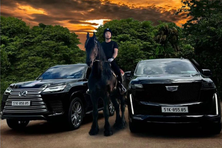 Mới đây, đại gia Hải Dương - Hoàng Kim Khánh đã chia sẻ một tin vui, đó là đã hoàn thành xong việc mua chiếc xe Lexus LX600 bản VIP. Chiếc SUV hạng sang này được mệnh danh là chuyên cơ mặt đất, chưa hết ông Hoàng Kim Khánh còn chia sẻ việc xe sẽ mang biển số 51K-858.85.