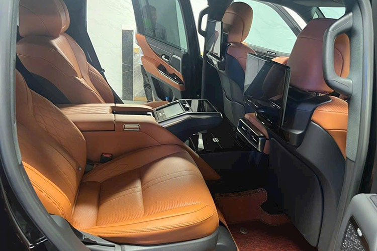 Hàng ghế sau được tích hợp chức năng massage, thư giãn. Hành khách ngồi sau có thể giải trí thông qua hai màn hình cỡ lớn lên tới 11,6 inch tích hợp ở tựa đầu phía trước. Một màn hình điều khiển chức năng ghế ở tựa tay giữa tích hợp sạc không dây được sử dụng để điều khiển các tính năng giải trí cũng như chọn chế độ massage thư giãn...