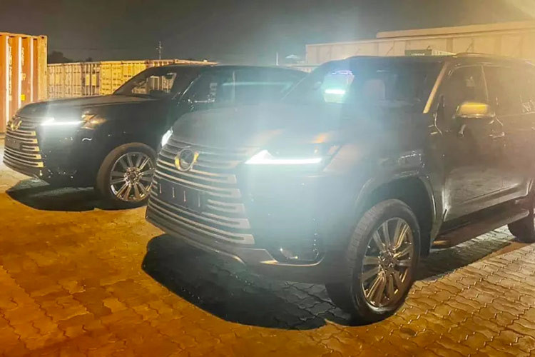 Các trang bị khác trên Lexus LX600 bản VIP như bảng điều khiển riêng biệt, cho phép người ngồi sau điều chỉnh rèm che nắng, hệ thống sưởi và làm mát ghế, đèn đọc sách, màn hình giải trí, điều hoà, ánh sáng bên trong xe cùng nhiều tính năng VIP khác.