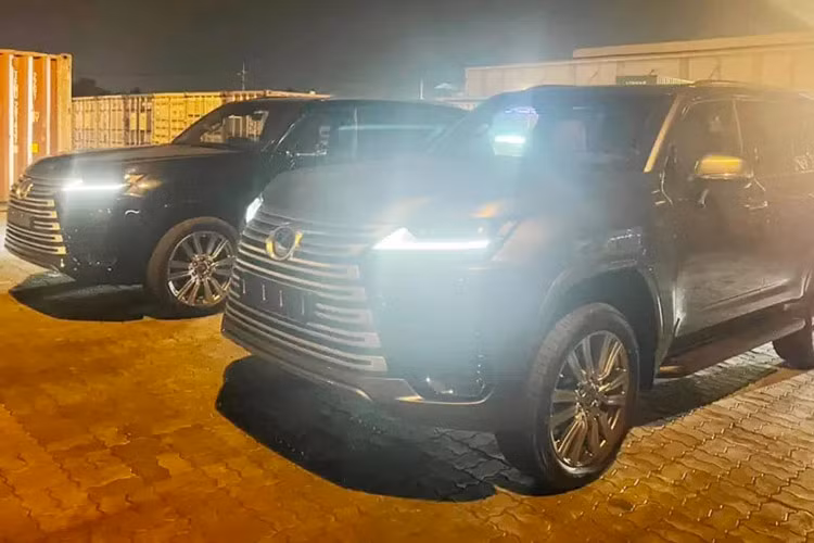 Các trang bị khác trên Lexus LX600 bản VIP như bảng điều khiển riêng biệt, cho phép người ngồi sau điều chỉnh rèm che nắng, hệ thống sưởi và làm mát ghế, đèn đọc sách, màn hình giải trí, điều hoà, ánh sáng bên trong xe cùng nhiều tính năng VIP khác.