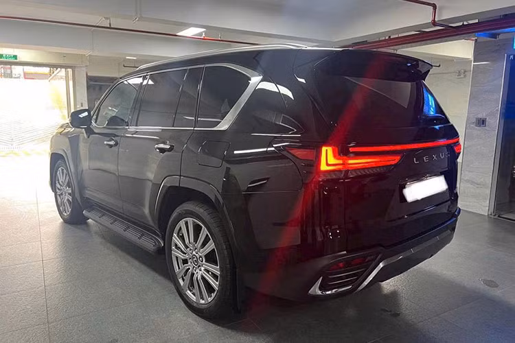Sức mạnh của dòng xe SUV hạng sang Lexus LX600 đến từ khối động cơ xăng V6, tăng áp kép, dung tích 3.5 lít, sản sinh ra công suất tối đa 409 mã lực và mô-men xoắn cực đại 650 Nm. Trái tim này sẽ kết hợp với hộp số tự động 10 cấp cùng các chế độ lái là Normal, ECO, Comfort, Sport S, Sport S+ và Customize.