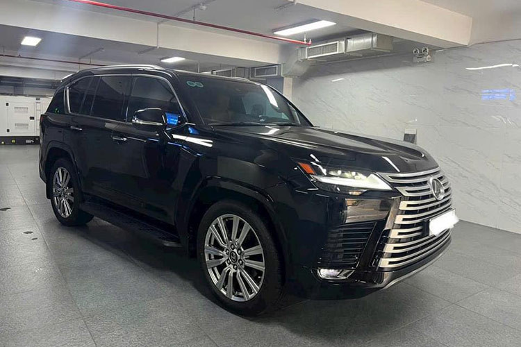 Ở thiết kế ngoại thất, Lexus LX600 thế hệ thứ 4 vẫn sử dụng lưới tản nhiệt hình con suốt cỡ lớn trên đầu xe nhưng các nan tản nhiệt lại có thiết kế mới, đặt ngang khá hầm hố. Dòng xe SUV hạng sang Lexus LX600 VIP còn nhẹ hơn bản trước 200 kg nhờ khung gầm mới và cửa nhôm.