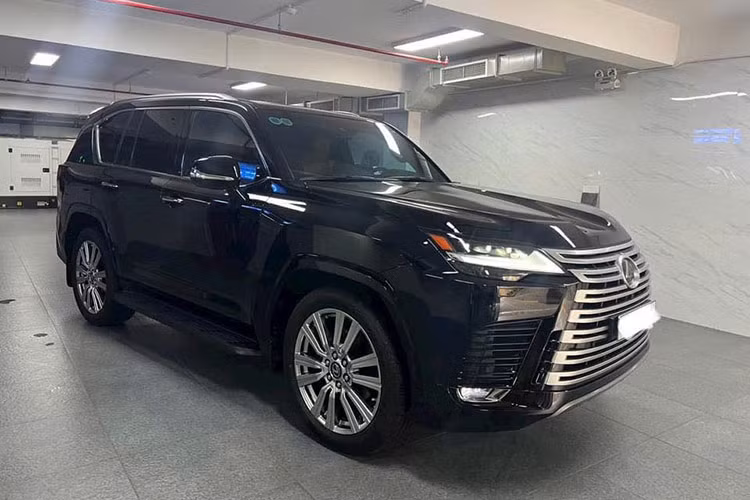 Ở thiết kế ngoại thất, Lexus LX600 thế hệ thứ 4 vẫn sử dụng lưới tản nhiệt hình con suốt cỡ lớn trên đầu xe nhưng các nan tản nhiệt lại có thiết kế mới, đặt ngang khá hầm hố. Dòng xe SUV hạng sang Lexus LX600 VIP còn nhẹ hơn bản trước 200 kg nhờ khung gầm mới và cửa nhôm.