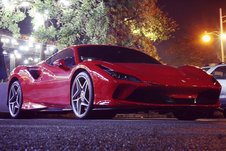 Trong tháng 5/2020, đại gia siêu xe Cường Đô la từng chia sẻ về chiếc Ferrari F8 Tributo mới được về biệt thự của mình là do Đàm Thu Trang mua tặng. Đây cũng chính là chiếc Ferrari F8 Tributo đầu tiên ở Việt Nam có người đặt mua và mới đây, chỉ sau 1 tháng xe đã chính thức ra biển trắng.