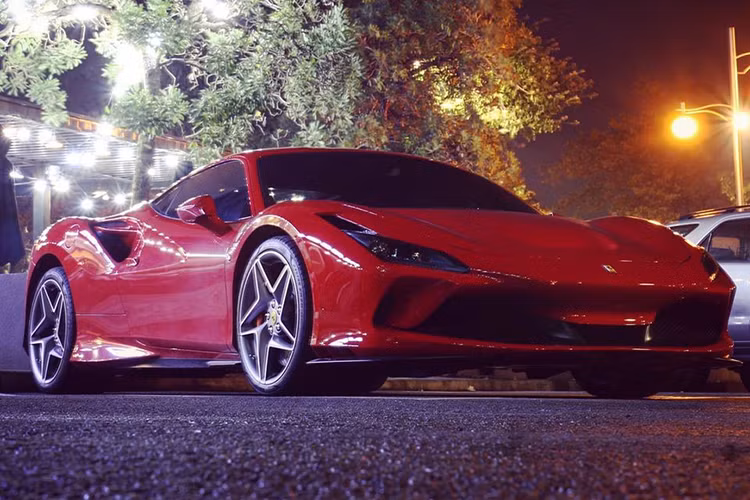 Trong tháng 5/2020, đại gia siêu xe Cường Đô la từng chia sẻ về chiếc Ferrari F8 Tributo mới được về biệt thự của mình là do Đàm Thu Trang mua tặng. Đây cũng chính là chiếc Ferrari F8 Tributo đầu tiên ở Việt Nam có người đặt mua và mới đây, chỉ sau 1 tháng xe đã chính thức ra biển trắng.