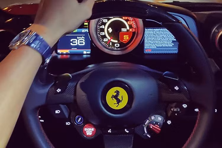 Nắp khoang động cơ của siêu xe Ferrari F8 Tributo được làm từ kính Lexan và có các cửa gió để giúp xe tản nhiệt tốt hơn. Cụm điều khiển trung tâm cũng như thiết kế vô lăng đa chức năng mới hay trước mặt ghế phụ của siêu xe Ferrari F8 Tributo có thêm màn hình cảm ứng 7 inch và giao diện người dùng Human Machine Interface (HMI).