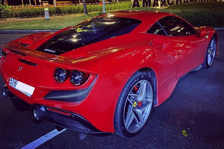 Đây hiện là chiếc siêu xe Ferrari F8 Tributo đầu tiên và duy nhất tại Việt Nam. Chiếc xe này hiện đã có biển kiểm soát và đúng như những gì Cường Đô la chia sẻ trước đó, chiếc Ferrari F8 Tributo độc nhất Việt Nam đã ra biển trắng, tức nộp đầy đủ thuế. Theo giới thạo tin, giá lăn bánh Ferrari F8 Tributo duy nhất Việt Nam có thể hơn 27 tỷ đồng.