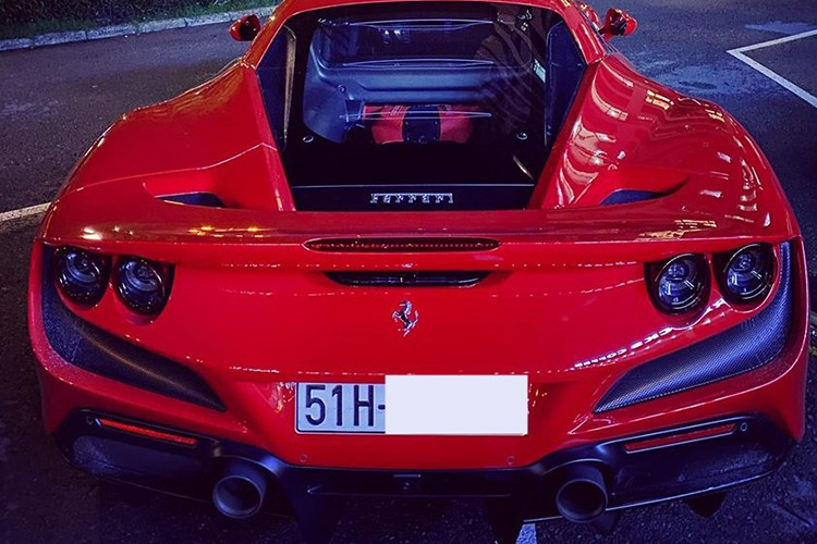 Đầu tiên chính là hốc gió S-Duct lấy cảm hứng từ xe Công thức 1 giống như Ferrari 488 Pista sở hữu. Tuy nhiên, hốc gió S-Duct trên Ferrari F8 Tributo đã được hãng siêu xe Ý thiết kế lại giúp tăng lực ép xuống mặt đường thêm 15% so với "đàn anh" 488 GTB. Xe có thêm hai khe gió khổng lồ vừa giải nhiệt cho xe cũng như tăng tính khí động học. Hốc gió này được ốp carbon.