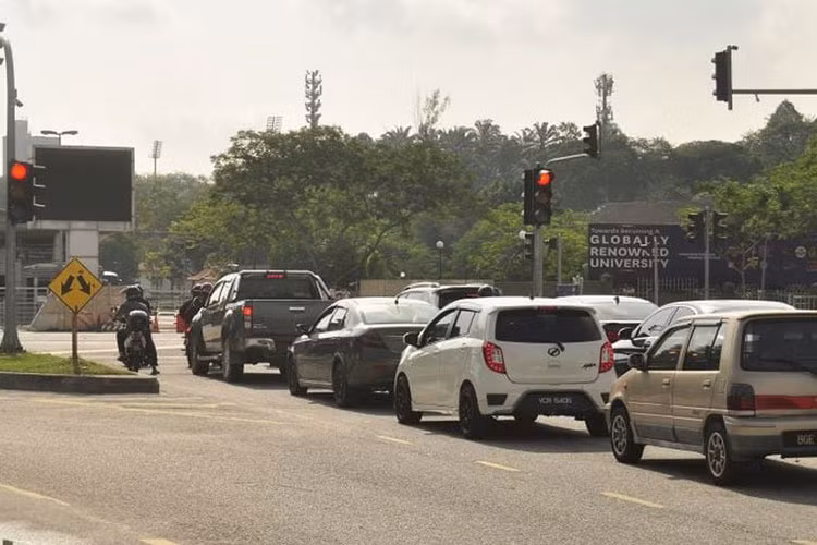 Di xe may dung den do qua vach co the bi di tu?-Hinh-2