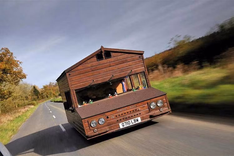 Khi nói về những kỷ lục tốc độ trên mặt đất, chúng ta thường liên tưởng đến những siêu xe thể thao hàng ngàn mã lực hoặc những chiếc xe đặc biệt với động cơ phản lực. Không chỉ có ôtô mà cả xe máy hay thậm chí là xe đạp cũng được sử dụng để lập kỷ lục. Tuy nhiên, có lẽ nhiều người vẫn chưa được nghe đến kỷ lục tốc độ của căn nhà gỗ di động.