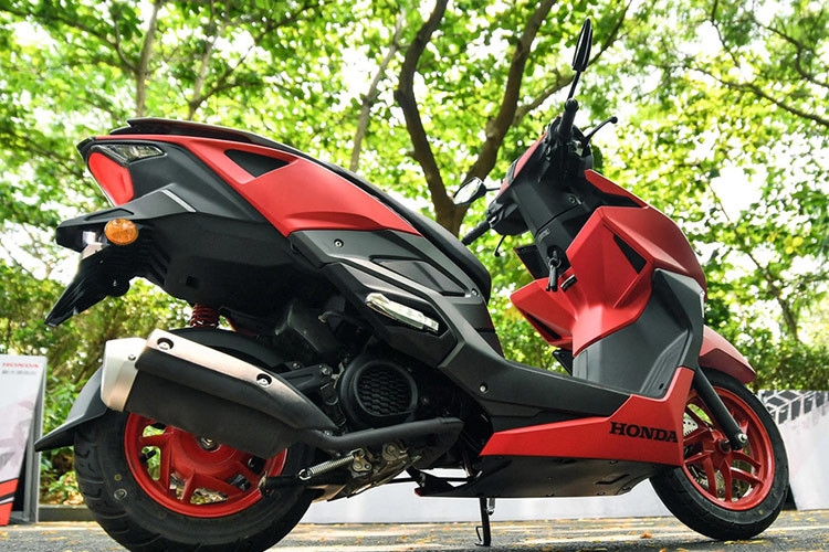 Mẫu xe ga Honda NX125RX thế hệ hoàn toàn mới sẽ có trọng lượng khoảng 106kg và dung tích bình xăng 6 lít, được nhà phân phối giới thiệu có thể di chuyển quãng đường lên đến 200km.