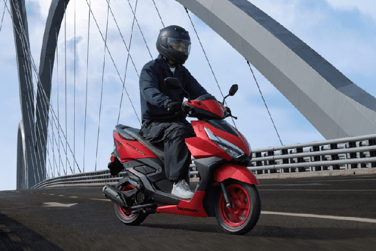 Tại Trung Quốc, giá xe Honda NS125RX 2024 có 2 phiên bản cùng mức dao động từ 11.999 – 12.999 NDT (khoảng 42,6 – 46 triệu đồng). Mẫu xe này nhanh chóng thu hút sự chú ý của cộng đồng bởi ngoại hình mới lạ, giá cả phải chăng.