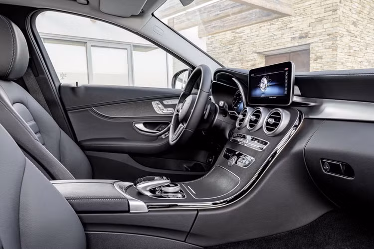 Vô lăng của C-Class 2019 đã có thiết kế mới hoàn toàn và được tích hợp cụm phím điều hướng cảm ứng Touch Control. Cụm điều khiển cảm ứng (Touchpad) của hệ thống giải trí thông tin COMAND nay được cập nhật thêm tính năng rung phản hồi tiếp xúc (haptic feedback)...