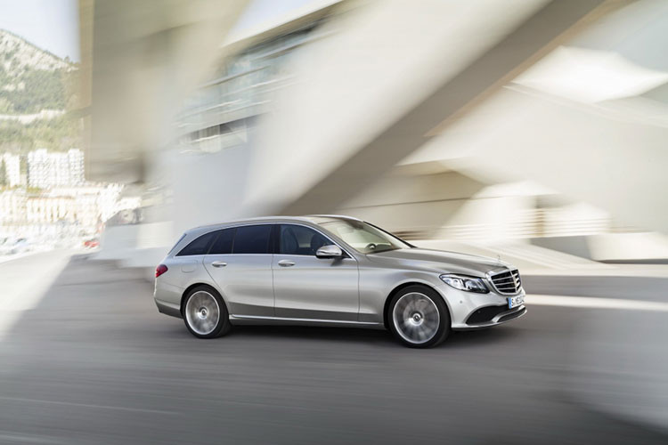 Tại thị trường Đức, giá xe Mercedes C-Class 2019 khởi điểm từ 39.948 Euro (tương đương 842 triệu đồng). Giá bán này dành cho Mercedes-Benz C200 2019, sử dụng động cơ xăng 4 xi-lanh, tăng áp, dung tích 1,5 lít, sản sinh công suất tối đa 181 mã lực và mô-men xoắn cực đại 280 Nm. Sức mạnh được truyền tới cầu sau thông qua hộp số tự động DCT 9 cấp.