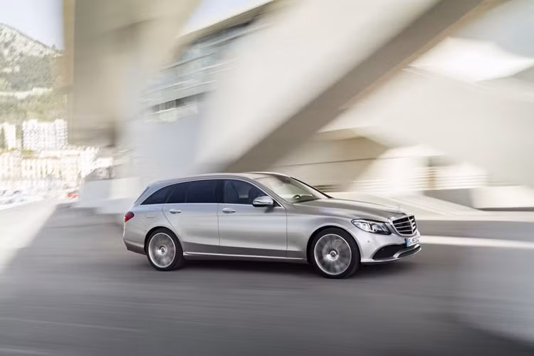 Tại thị trường Đức, giá xe Mercedes C-Class 2019 khởi điểm từ 39.948 Euro (tương đương 842 triệu đồng). Giá bán này dành cho Mercedes-Benz C200 2019, sử dụng động cơ xăng 4 xi-lanh, tăng áp, dung tích 1,5 lít, sản sinh công suất tối đa 181 mã lực và mô-men xoắn cực đại 280 Nm. Sức mạnh được truyền tới cầu sau thông qua hộp số tự động DCT 9 cấp.