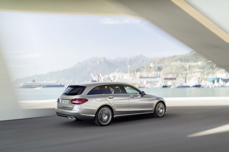 Mercedes-Benz C-Class 2019 cũng được nâng cấp hệ thống hỗ trợ lái xe và an toàn như tính năng hỗ trợ Intelligent Drive lấy từ dòng E-Class, đây là hệ thống trợ lái được thiết kế để phòng tránh và giảm thiểu va chạm được điều khiển bằng máy tính với hệ thống camera và radar cho phép nới rộng tầm nhìn phía trước lên 500m.