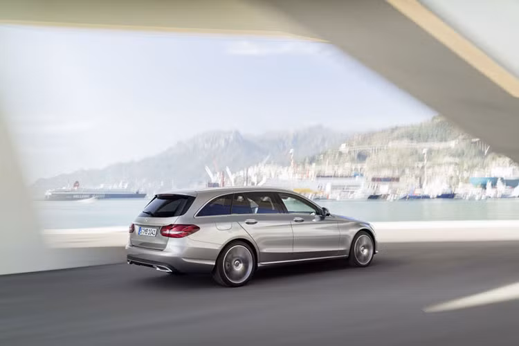 Mercedes-Benz C-Class 2019 cũng được nâng cấp hệ thống hỗ trợ lái xe và an toàn như tính năng hỗ trợ Intelligent Drive lấy từ dòng E-Class, đây là hệ thống trợ lái được thiết kế để phòng tránh và giảm thiểu va chạm được điều khiển bằng máy tính với hệ thống camera và radar cho phép nới rộng tầm nhìn phía trước lên 500m.