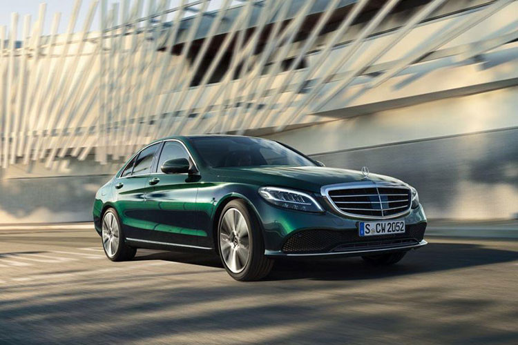 Đắt hơn một chút là Mercedes-Benz C200 4Matic 2019 với hệ dẫn động 4 bánh toàn thời gian 4Matic và giá 42.328 Euro ( tương đương khoảng 1,19 tỷ đồng). Có giá ngang ngửa C200 4Matic là Mercedes-Benz C220d 2019 với động cơ diesel 4 xi-lanh, dung tích 2.0 lít, sản sinh công suất tối đa 191 mã lực và mô-men xoắn cực đại 400 Nm.