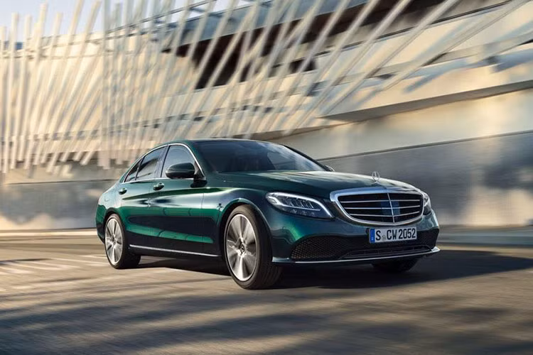 Đắt hơn một chút là Mercedes-Benz C200 4Matic 2019 với hệ dẫn động 4 bánh toàn thời gian 4Matic và giá 42.328 Euro ( tương đương khoảng 1,19 tỷ đồng). Có giá ngang ngửa C200 4Matic là Mercedes-Benz C220d 2019 với động cơ diesel 4 xi-lanh, dung tích 2.0 lít, sản sinh công suất tối đa 191 mã lực và mô-men xoắn cực đại 400 Nm.