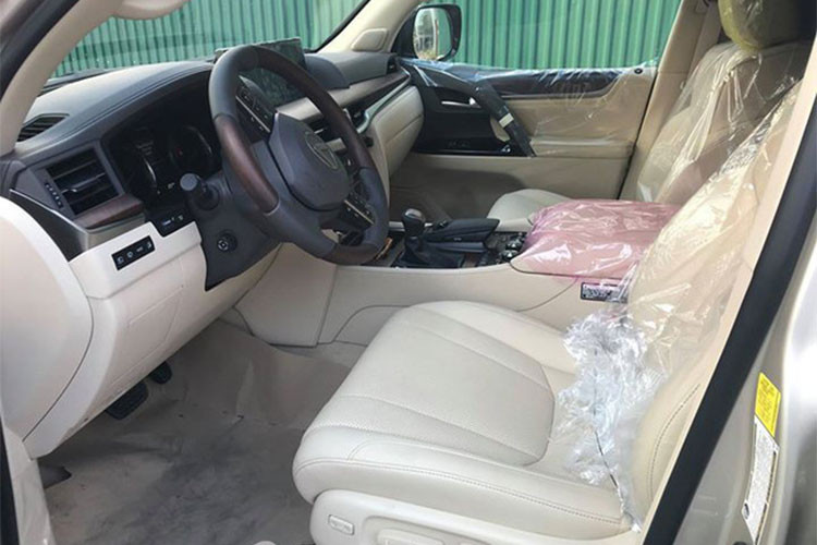 Vô lăng của xe dạng 3 chấu được bọc da cao cấp, đi kèm tính năng nhớ vị trí. Đằng sau vô lăng là cụm đồng hồ Analog loại Optitron cao cấp tốc độ cao với những chi tiết mạ bạc, đi kèm với màn hình trung tâm 4,2 inch. Chính giữa bảng taplo là màn hình 12,3 inch mới với thiết kế sắc cạnh đa chức năng.