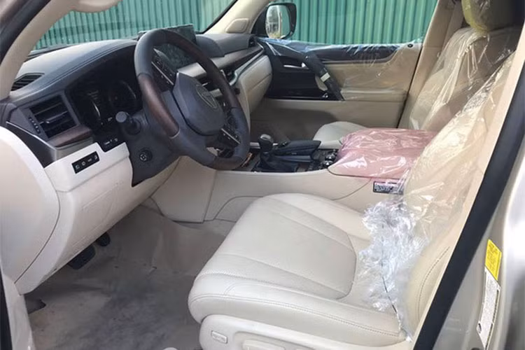 Vô lăng của xe dạng 3 chấu được bọc da cao cấp, đi kèm tính năng nhớ vị trí. Đằng sau vô lăng là cụm đồng hồ Analog loại Optitron cao cấp tốc độ cao với những chi tiết mạ bạc, đi kèm với màn hình trung tâm 4,2 inch. Chính giữa bảng taplo là màn hình 12,3 inch mới với thiết kế sắc cạnh đa chức năng.