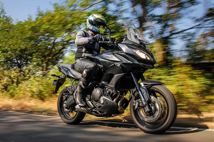 Mặc dù khối động cơ của Versys 650 mới cùng dung tích với "người anh em" Ninja 650 nhà Kawasaki, tuy nhiên nó cũng đã được điều chỉnh để tăng mô-men xoắn. Bên cạnh đó, mẫu xe mới này cũng được hãng xe máy Kawasaki cải tiến để giảm độ rung trên thế hệ trước đây bằng việc gắn thêm những miếng lót cao su ở động cơ và tay lái.