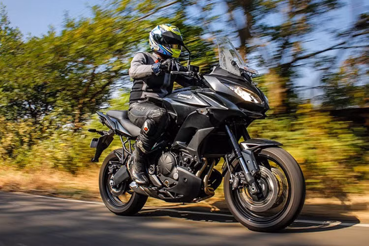 Mặc dù khối động cơ của Versys 650 mới cùng dung tích với "người anh em" Ninja 650 nhà Kawasaki, tuy nhiên nó cũng đã được điều chỉnh để tăng mô-men xoắn. Bên cạnh đó, mẫu xe mới này cũng được hãng xe máy Kawasaki cải tiến để giảm độ rung trên thế hệ trước đây bằng việc gắn thêm những miếng lót cao su ở động cơ và tay lái.