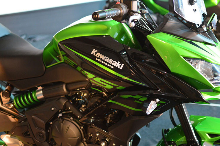 Về mặt trang bị, Kawasaki Versys 650 phiên bản 2019 sẽ vẫn sử dụng hệ thống treo hành trình dài với phuộc hành trình ngược ở trước và giảm xóc lò xo trụ đơn phía sau. Hệ thống phanh xe gồm đĩa phanh đôi kích thước 300 mm ở trước và đĩa đơn 250 mm ở sau kèm ABS tiêu chuẩn.