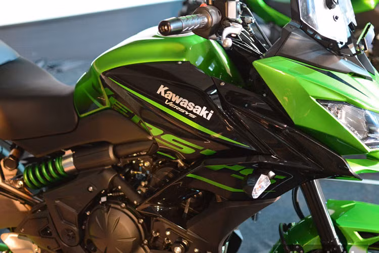 Về mặt trang bị, Kawasaki Versys 650 phiên bản 2019 sẽ vẫn sử dụng hệ thống treo hành trình dài với phuộc hành trình ngược ở trước và giảm xóc lò xo trụ đơn phía sau. Hệ thống phanh xe gồm đĩa phanh đôi kích thước 300 mm ở trước và đĩa đơn 250 mm ở sau kèm ABS tiêu chuẩn.