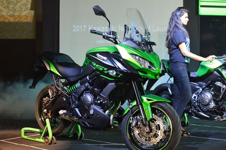 Thương hiệu xe máy Kawasaki tại thị trường Ấn Độ vừa chính thức công bố phiên bản 2019 cho mẫu sport-touring tầm trung Kawasaki Versys 650 mới. Xe sở hữu bộ tem đấu và đi kèm lựa chọn màu sắc mới ấn tượng.