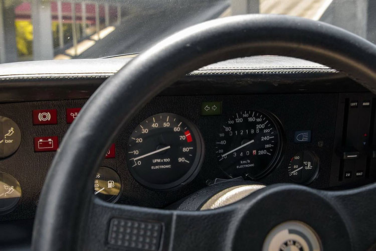 BMW M1 phiên bản thương mại có thể tăng tốc từ 0-100 km/h trong 5,5 giây trước khi đạt vận tốc tối đa 260 km/h. Chiếc M1 đặc biệt này vẫn còn đầy đủ các loại giấy tờ gốc, sổ tay bảo dưỡng, sách hướng dẫn sử dụng, một bộ công cụ, bánh dự phòng và cả bộ hành lý theo xe.