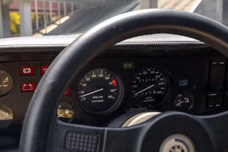 BMW M1 phiên bản thương mại có thể tăng tốc từ 0-100 km/h trong 5,5 giây trước khi đạt vận tốc tối đa 260 km/h. Chiếc M1 đặc biệt này vẫn còn đầy đủ các loại giấy tờ gốc, sổ tay bảo dưỡng, sách hướng dẫn sử dụng, một bộ công cụ, bánh dự phòng và cả bộ hành lý theo xe.