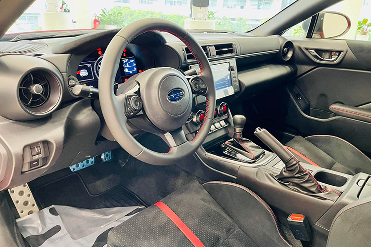 Điểm nhấn trên BRZ 2022 mới còn là được trang bị hàng loạt các tính năng an toàn, bao gồm: 7 túi khí, khung xe gia cường hình nhẫn, hệ thống cân bằng điện tử thân xe (VDC) được tinh chỉnh tăng tính thể thao hơn, đèn pha liếc theo góc lái (SRH), hệ thống cảnh báo điểm mù (BSD), hỗ trợ chuyển làn và hệ thống cảnh báo phương tiện cắt ngang phía sau.