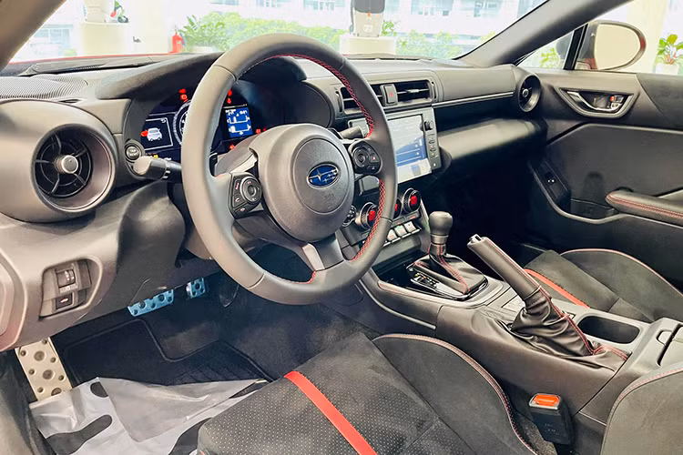 Điểm nhấn trên BRZ 2022 mới còn là được trang bị hàng loạt các tính năng an toàn, bao gồm: 7 túi khí, khung xe gia cường hình nhẫn, hệ thống cân bằng điện tử thân xe (VDC) được tinh chỉnh tăng tính thể thao hơn, đèn pha liếc theo góc lái (SRH), hệ thống cảnh báo điểm mù (BSD), hỗ trợ chuyển làn và hệ thống cảnh báo phương tiện cắt ngang phía sau.