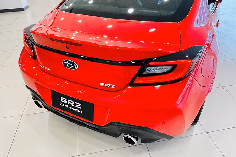 Đặc biệt, dáng xe trông vững chãi hơn nhờ chiều dài cơ sở được kéo dài thêm (tăng 5mm) với chiều rộng vệt bánh sau tăng thêm (tăng 10mm), và mâm xe lớn hơn (tăng từ 17-inch lên 18-inch). Một điểm nhấn khác ở thiết kế giúp BRZ mới hạn chế lực cản không khí là hốc gió cản trước, vây cá ốp vè sau. 
