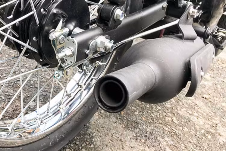 Ở phía sau, W175 thậm chí còn không được trang bị phanh đĩa, thay vào đó là hệ thống phanh đùm đường kính 110 mm. Xe sử dụng phuộc kép dạng lò xo trụ phía sau với khả năng điều chỉnh tải trọng. Bánh sau cũng có đường kính 17 inch, sử dụng lốp 100/90/17, ống xả phong cách cổ điển.