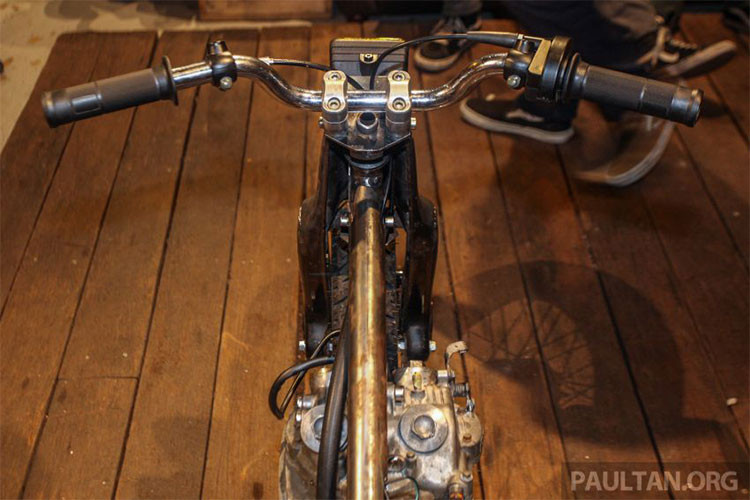 Bản độ mang một cái tên khá nghịch ngợm "Papa Jahat" được tạm dịch là "bố hư" được hoàn thiện trông khá thô thiển và dường như khi nhìn vào sẽ có người nghĩ đây là một chiếc xe đang trong quá trình hoàn thiện.