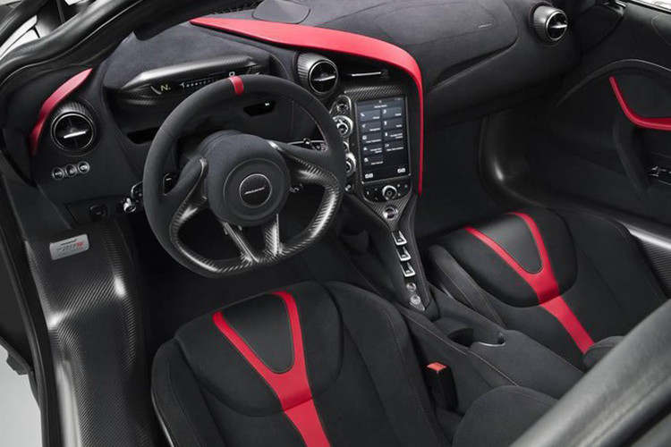 Động cơ kết hợp với hộp số SSG ly hợp kép 7 cấp, nhờ đó, siêu xe McLaren 720S có thể tăng tốc từ vị trí xuất phát lên 100 km/h chỉ trong thời gian 2,9 giây và giảm tốc từ 100-0 km/h trong 2,8 giây. Vận tốc tối đa của siêu xe McLaren 720S là 341 km/h.