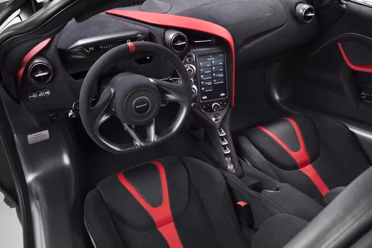 Động cơ kết hợp với hộp số SSG ly hợp kép 7 cấp, nhờ đó, siêu xe McLaren 720S có thể tăng tốc từ vị trí xuất phát lên 100 km/h chỉ trong thời gian 2,9 giây và giảm tốc từ 100-0 km/h trong 2,8 giây. Vận tốc tối đa của siêu xe McLaren 720S là 341 km/h.