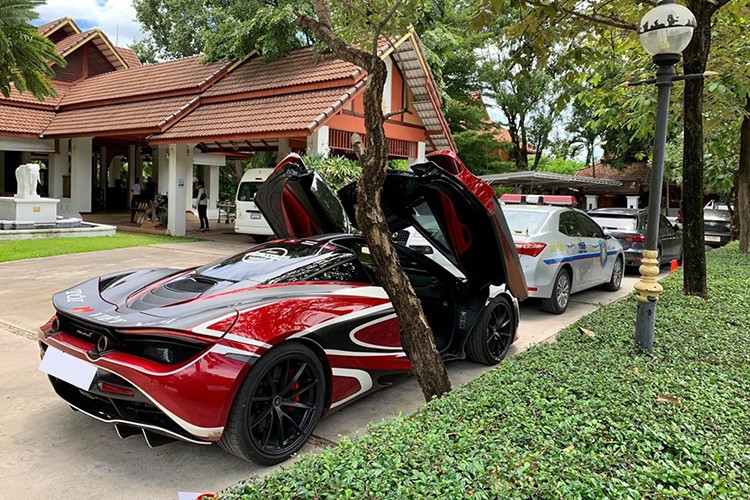McLaren 720S có "nội công" không thua kém gì so với những chiếc xe sử dụng động cơ V12 như Lamborghini Aventador S hay Ferrari 812 Superfast. Trong những cuộc đua drag, nó luôn khiến các "đàn anh" phải muối mặt trước tốc độ của mình. Chiếc McLaren 720S này còn được chủ nhân thay ống xả độ của Capristo mang đến "tiếng thở" ấn tượng hơn trước.