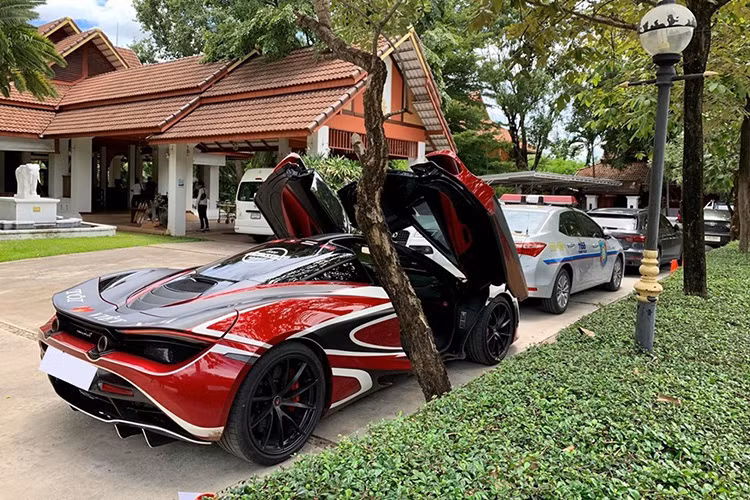 McLaren 720S có "nội công" không thua kém gì so với những chiếc xe sử dụng động cơ V12 như Lamborghini Aventador S hay Ferrari 812 Superfast. Trong những cuộc đua drag, nó luôn khiến các "đàn anh" phải muối mặt trước tốc độ của mình. Chiếc McLaren 720S này còn được chủ nhân thay ống xả độ của Capristo mang đến "tiếng thở" ấn tượng hơn trước.
