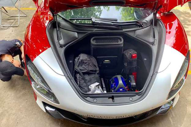 Siêu xe Mclaren 720S của trường đoàn Carpassion chỉ sử dụng khối động cơ V8, tăng áp kép, dung tích 4.0 lít nhưng tạo ra công suất tối đa lên đến 720 mã lực tại vòng tua máy 7.000 vòng/phút và mô-men xoắn cực đại 770 Nm tại vòng tua máy 5.500 vòng/phút.