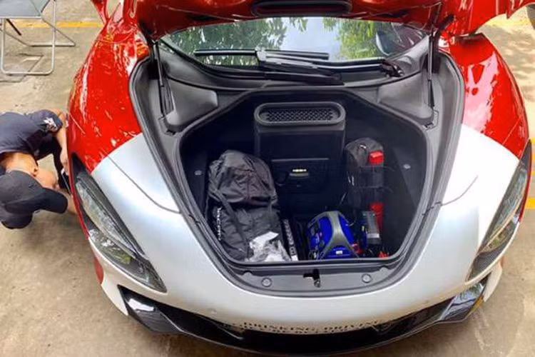 Siêu xe Mclaren 720S của trường đoàn Carpassion chỉ sử dụng khối động cơ V8, tăng áp kép, dung tích 4.0 lít nhưng tạo ra công suất tối đa lên đến 720 mã lực tại vòng tua máy 7.000 vòng/phút và mô-men xoắn cực đại 770 Nm tại vòng tua máy 5.500 vòng/phút.