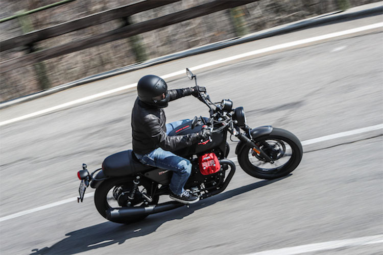 Toàn bộ sức mạnh này được truyền đến bánh sau của xe thông qua hộp số côn tay 6 cấp và trục láp. Khác với các phiên bản V7 III khác, phiên bản Carbon có bánh răng số 1 và số 6 có tỉ số truyền khác, giúp tận dụng mô men xoắn cao của động cơ. Vì là phiên bản đặc biệt nên trên mỗi chiếc đều được đánh số thứ tự ngay trên gù nâng tay lái.